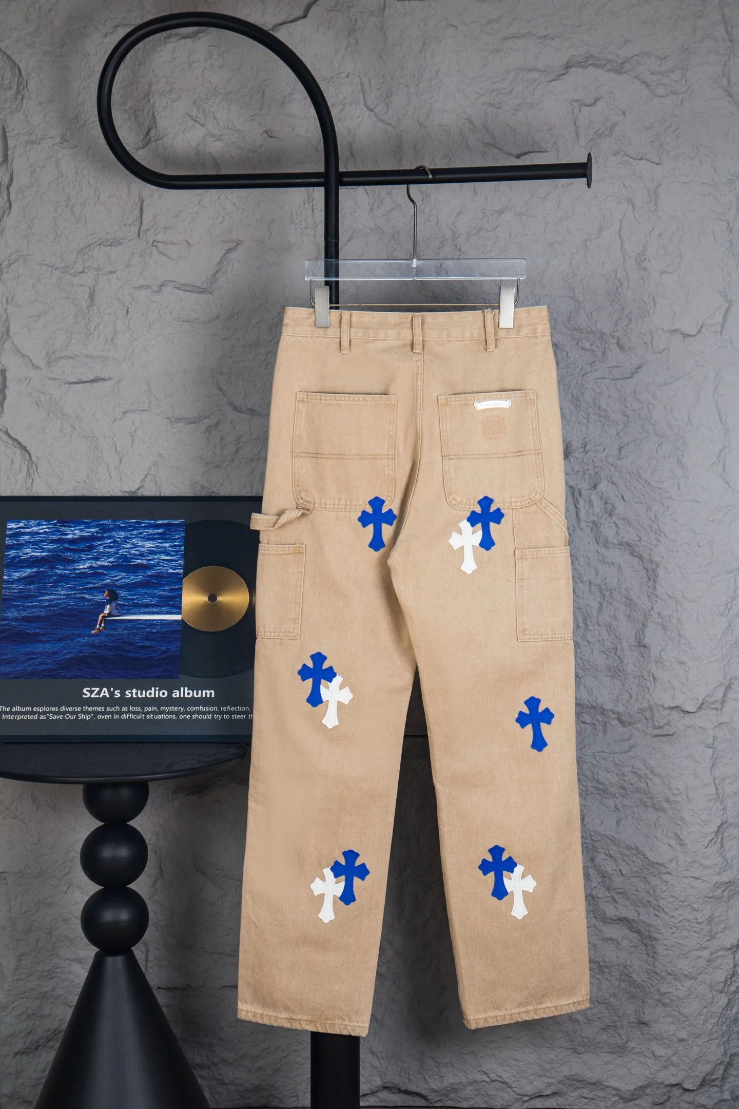 P290 top version CH Chromehearts limited edition blue and white cross patch leather work jeans denim logging pants, cabinet price 34W level, patch cross pattern embellishment, washed jeans! ! An absolutely high-end luxury product, a 1.9W-level god-level single product, a super popular product, made by top heavy industry, a magic weapon that cannot be missed! [About Zangyin] This is an extremely luxurious fashion brand that can also be called the aristocracy of the high street. It has always been an exclusive brand for some hipsters or rich second generations. Compared with ordinary high streets, it is more luxurious and noble. Compared with luxury brands, it is more fashionable and individual. It has always been a brand that I have a special liking for. [Top heavy industry fashion design] Consistently high-street luxury style. Speaking of this style, the Zangyin family and GU family are definitely the leading representative brands. Especially the Zangyin family has really achieved a state-of-the-art effect in creating high-street style. The unique washed material is used to create this style. The color system is already quite eye-catching. After it is decorated with patchwork cross flowers, it cleverly highlights the charm of the brand. Secondly, this style uses classic The high-waist cutting design highlights the long legs and fashionable temperament of the upper body. The brand is highly recognizable and the slim fit configuration is more suitable for daily wear. It is a product that interprets personality, fashion, and specifications at a glance. This single product is enough to make any fan excited. It can be a white T-shirt for a youthful college style, or a tight suspender for a royal style. It has strong matching ability and can be easily controlled by men.  [Materials and craftsmanship] Needless to say, this point goes without saying. As an excellent craftsman brand, Zangyin’s requirements for details and craftsmanship are really perfect. The washed color of this model has gone through so many processes, not to mention the embellishment of denim appliques. It is also purely hand-made and sewn. Just like what they believe in, only hand-made things have soul and have the meaning of wear. A top-notch heavy-duty fashionable denim item, I look forward to your perfect interpretation! !  Color: Khaki Size: 30-36